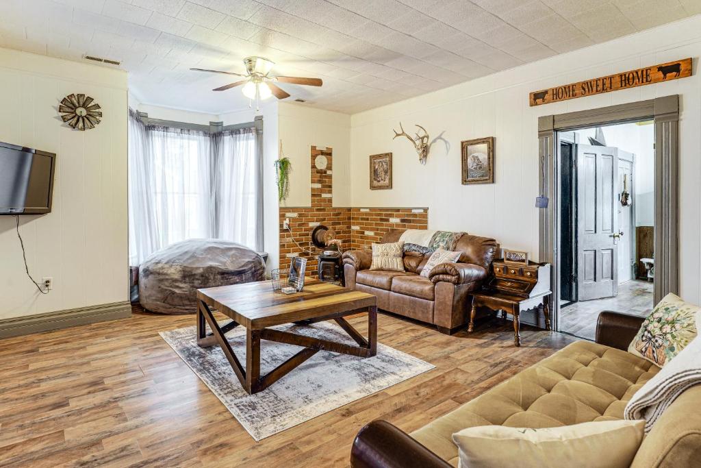 Χώρος καθιστικού στο Wine, Dine and Unwind Hermann Home with Spacious Yard