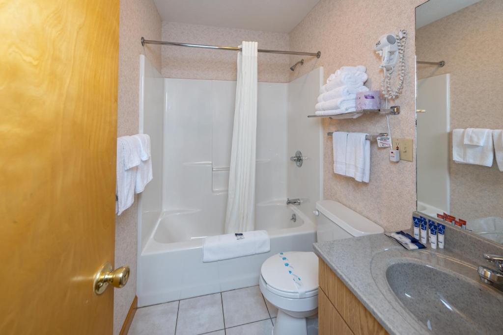 Adirondack Retreat Inn & Suites photo