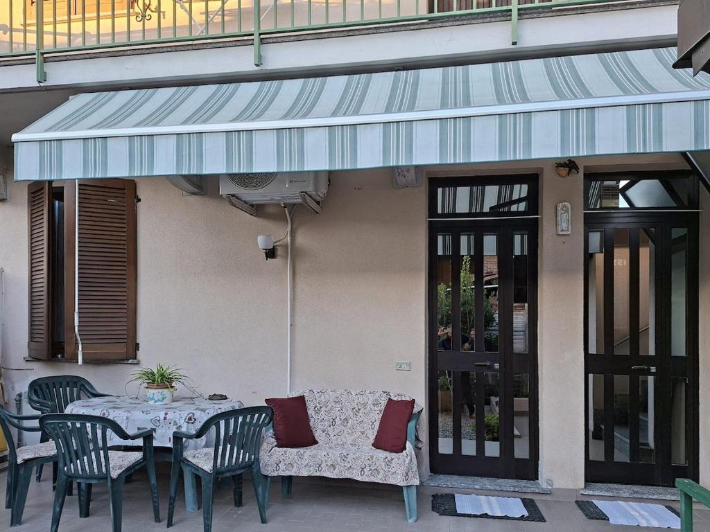 a patio with a table and chairs and a building at La Corte dei Nonni in Vanzaghello