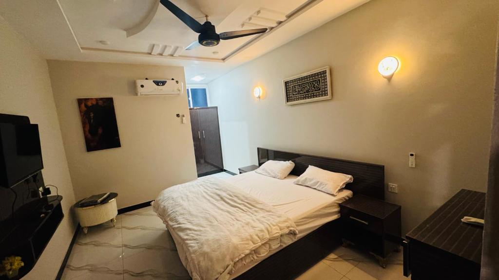 Ένα ή περισσότερα κρεβάτια σε δωμάτιο στο Nizam luxury inn guest house