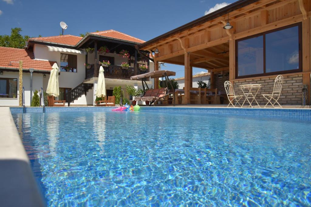 una piscina frente a una casa en Guest house Zlateya, en Madara