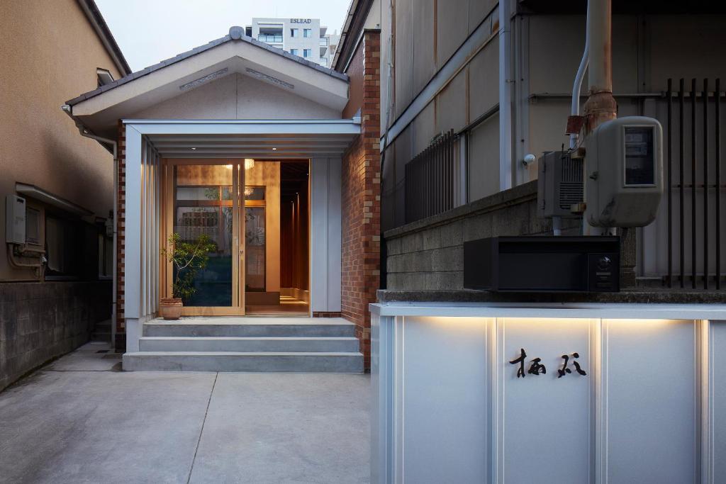 La fachada o entrada de 一条ゆかりの大津ゲストハウス栖碩