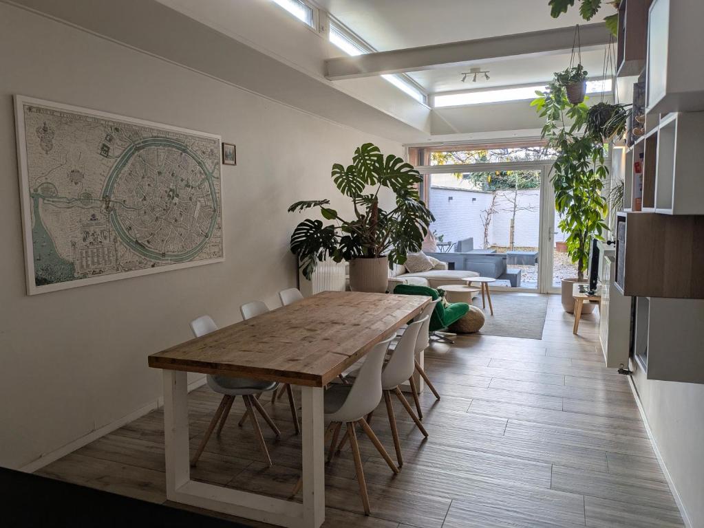 Un comedor con mesa y sillas de madera. en De overkant, en Brujas