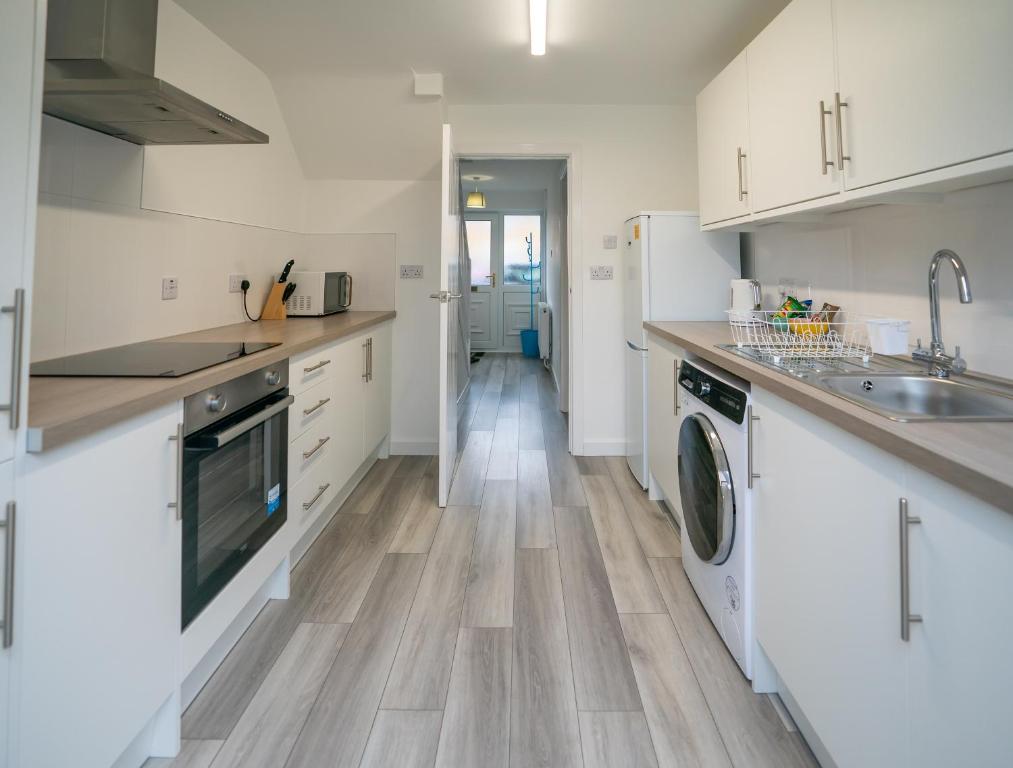 Køkken eller tekøkken på Modern 3 Bedroom Home Ideal for Families and Business Stays