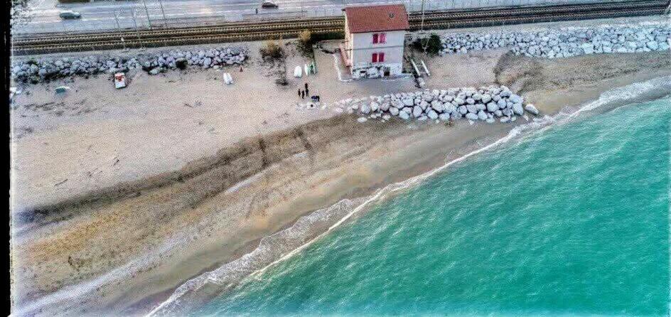 een luchtfoto van een strand en de oceaan bij Il Casello nel mar in Civitanova Marche