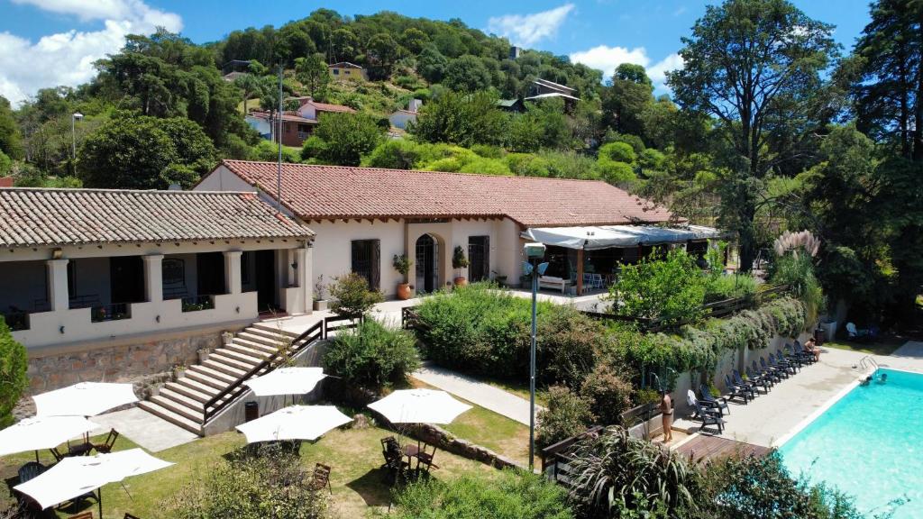 San Pedro Hotel في ريو سيبالوس: منزل به مسبح ومنتجع