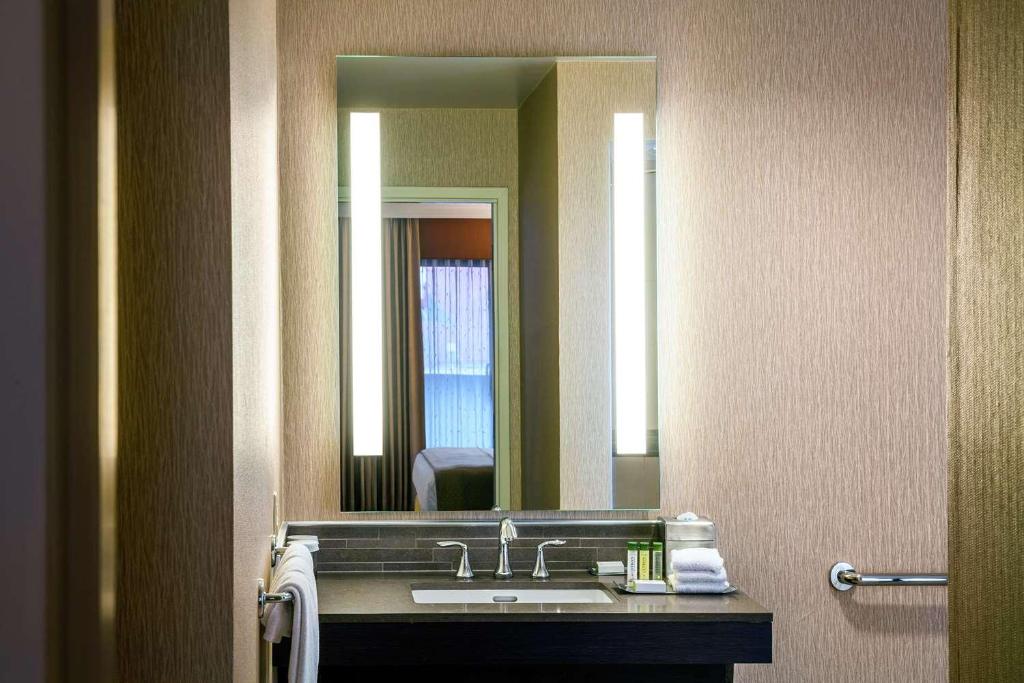 DoubleTree by Hilton Sonoma Wine Country photo