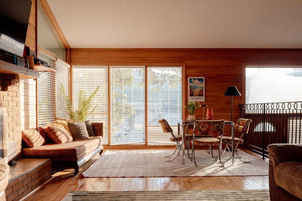 Posezení v ubytování Charming Family Home in Downtown Gatlinburg