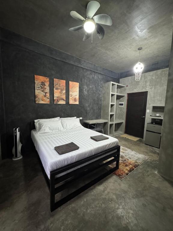 Postel nebo postele na pokoji v ubytování greyhouse moalboal