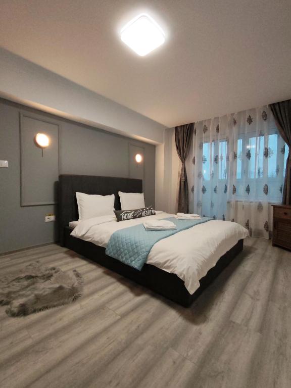 a bedroom with a large bed in a room at Apartment Premium in Topliţa