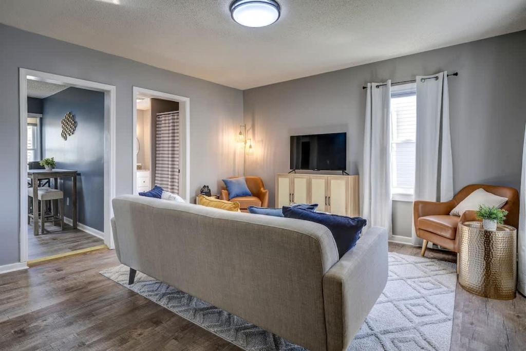 Charming 2 Bedroom Home by Founder's Park في جونسون سيتي: غرفة معيشة مع أريكة وتلفزيون