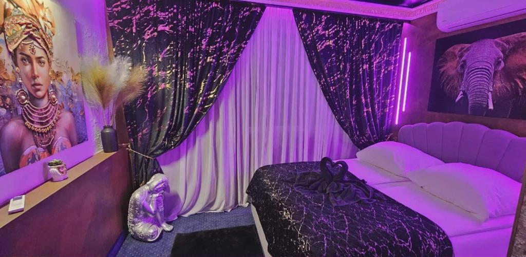 Un pat sau paturi într-o cameră la Apartament CZARNA PERŁA SPA