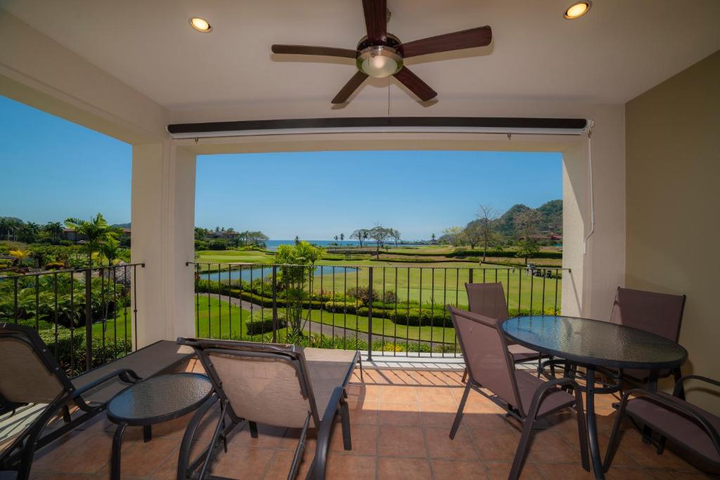 uma varanda com tela, mesa e cadeiras em Del Mar 2J - 3bdr- 2bth Ocean view em La Mona