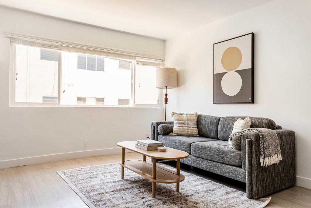 Χώρος καθιστικού στο Blueground Sherman Oaks pool nr Van Nuys Park LAX-1412