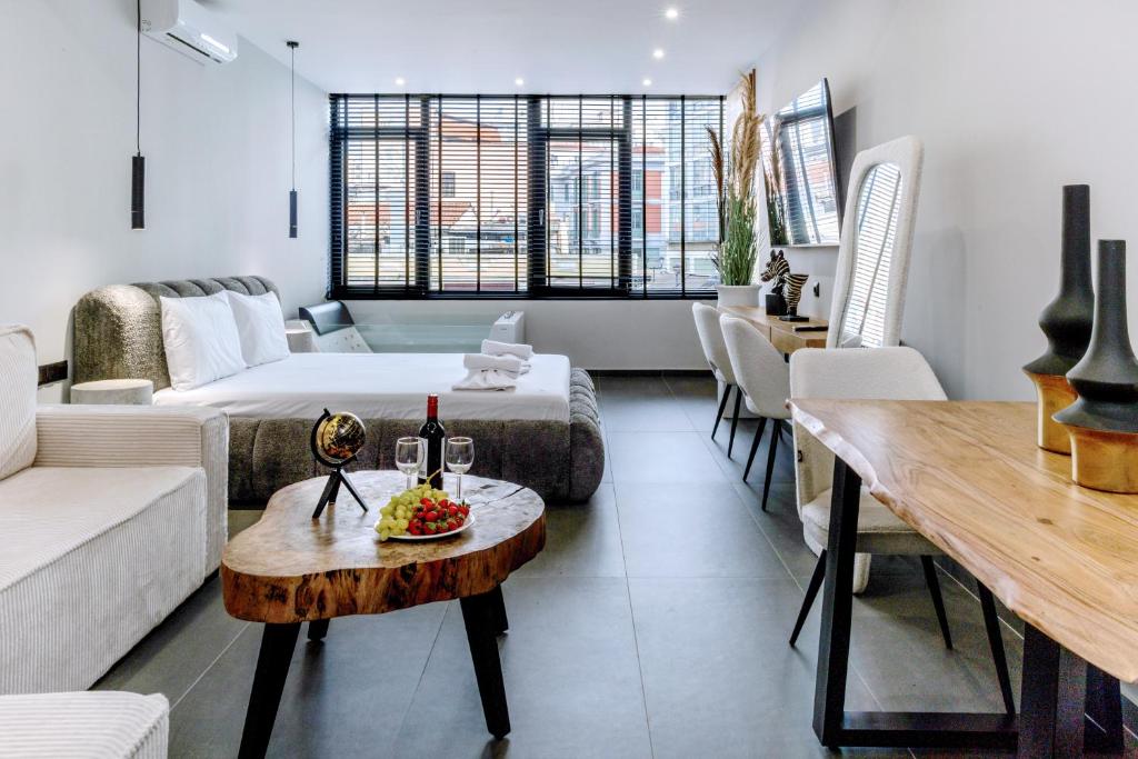ein Wohnzimmer mit einem Bett und einem Tisch in der Unterkunft Timeless luxury suites & SPA in Thessaloniki