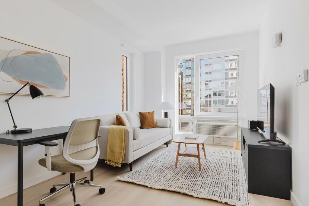 TV a/nebo společenská místnost v ubytování Blueground Downtown Brooklyn rooftop nr Brooklyn Bridge NYC-2125