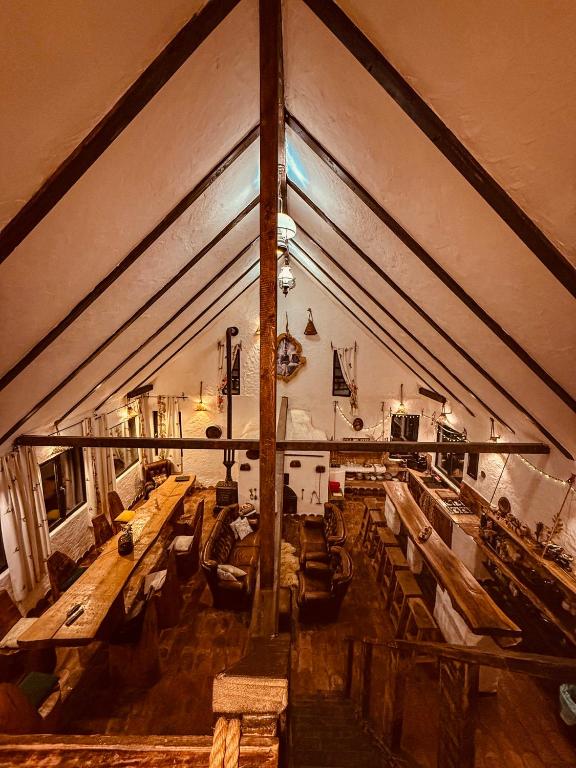 波卢巴库苏斯Mountain Views Chalet的享有带桌子和长凳的房间的顶部景色