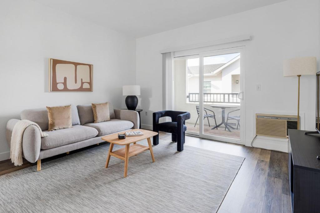 Χώρος καθιστικού στο Blueground Santa Clara pool nr Central Park SFO-2088