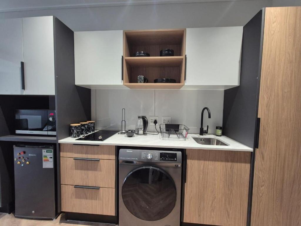 Kuchyň nebo kuchyňský kout v ubytování Trendy Studio Apartment in On Park