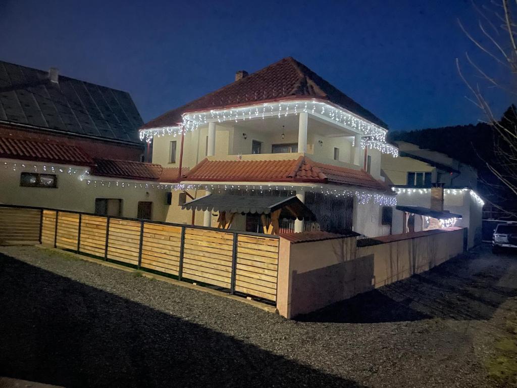 un gran edificio con una valla delante en GIADDA Rooms, en Borşa