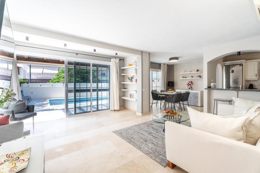 Khu vực ghế ngồi tại La Caleta Luxury Seaside Villa with 3 Bedrooms and Private Pool