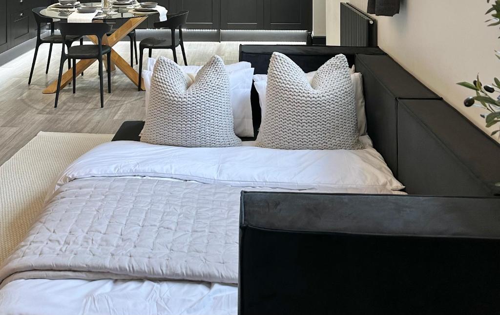 Ένα ή περισσότερα κρεβάτια σε δωμάτιο στο The Kedleston King Size Beds