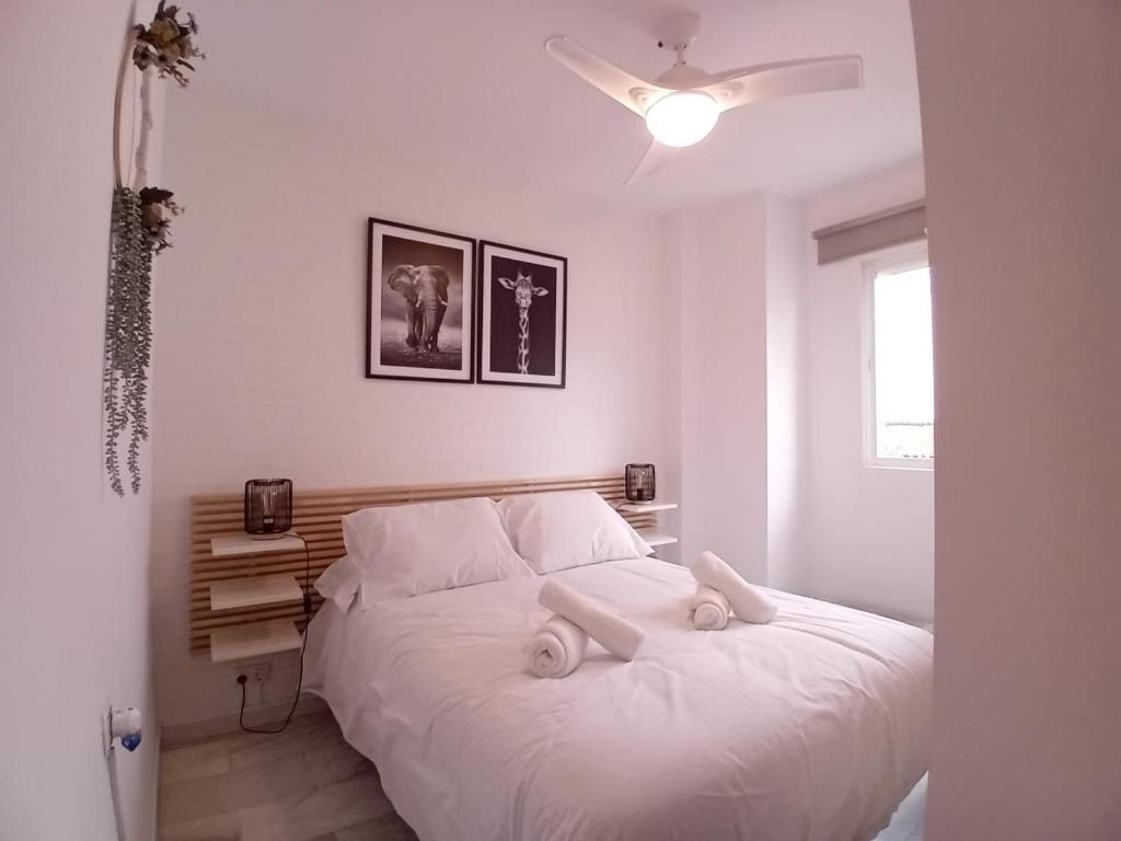 een slaapkamer met een groot wit bed. bij Amanecer Andaluz in Ronda