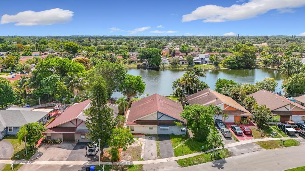 una vista aérea de un pueblo con un río en 3BR Lake Front Getaway, en North Lauderdale