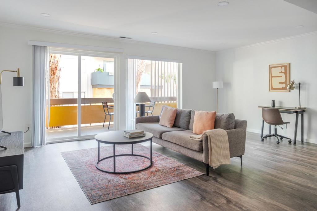 Posezení v ubytování Blueground Edgewood Park pool nr Courthouse SFO-2090