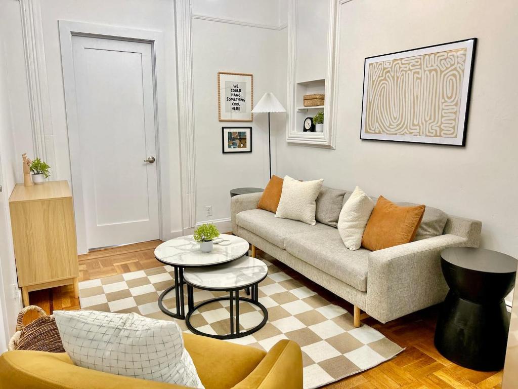 Khu vực ghế ngồi tại 015 - Comfy Hoboken Apartment Easy NYC Access