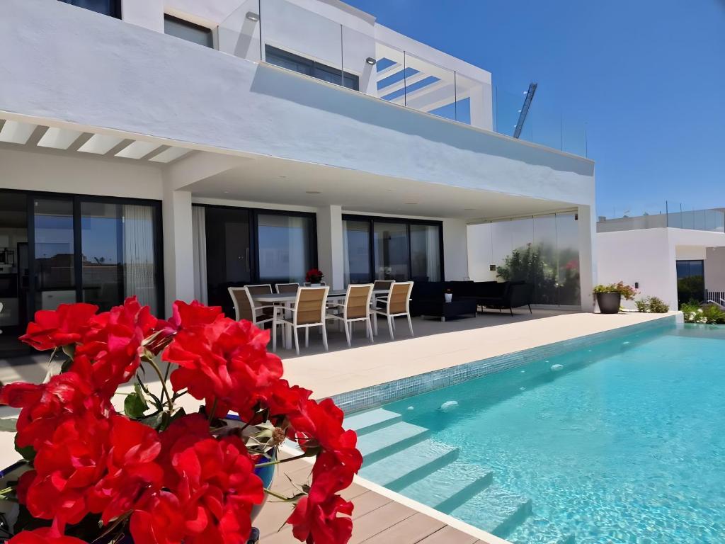 Πισίνα στο ή κοντά στο Villa Lynx With Heated Pool V108