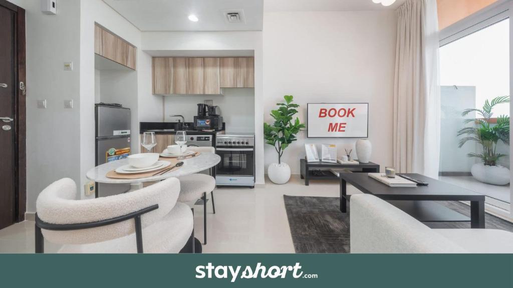 Η κουζίνα ή μικρή κουζίνα στο StayShort - Damac Hills chic 1 Bed with Basketball Court