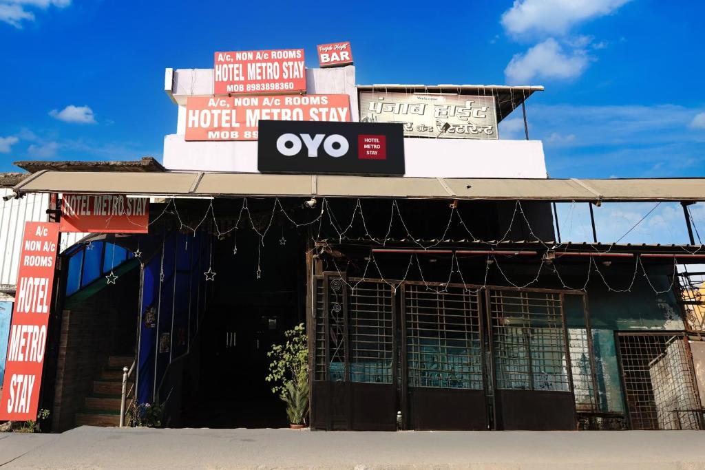 Un certificado, premio, cartel u otro documento en HOTEL O METRO STAY