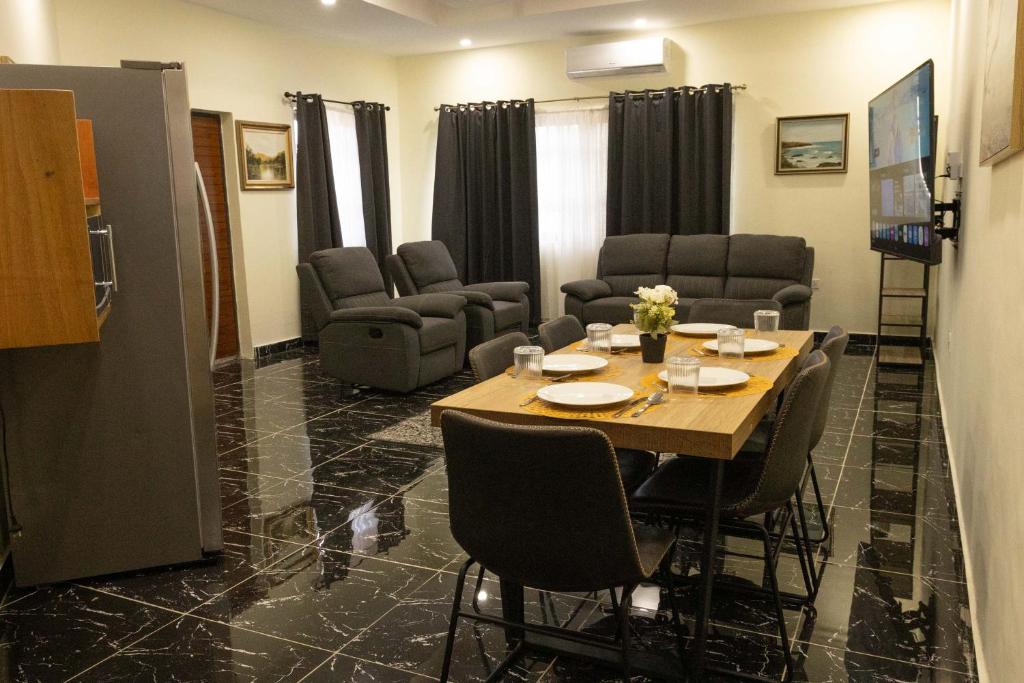 een vergaderzaal met een tafel en stoelen. bij BethelAirBnB in Winneba