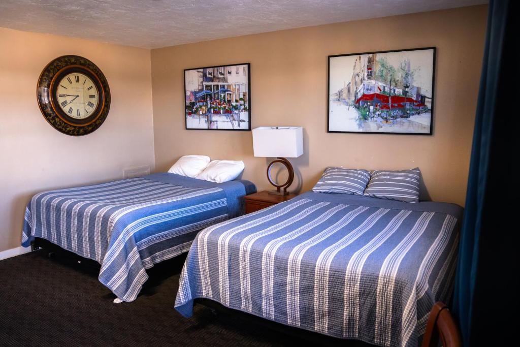 Ένα ή περισσότερα κρεβάτια σε δωμάτιο στο Yellowstone Motel