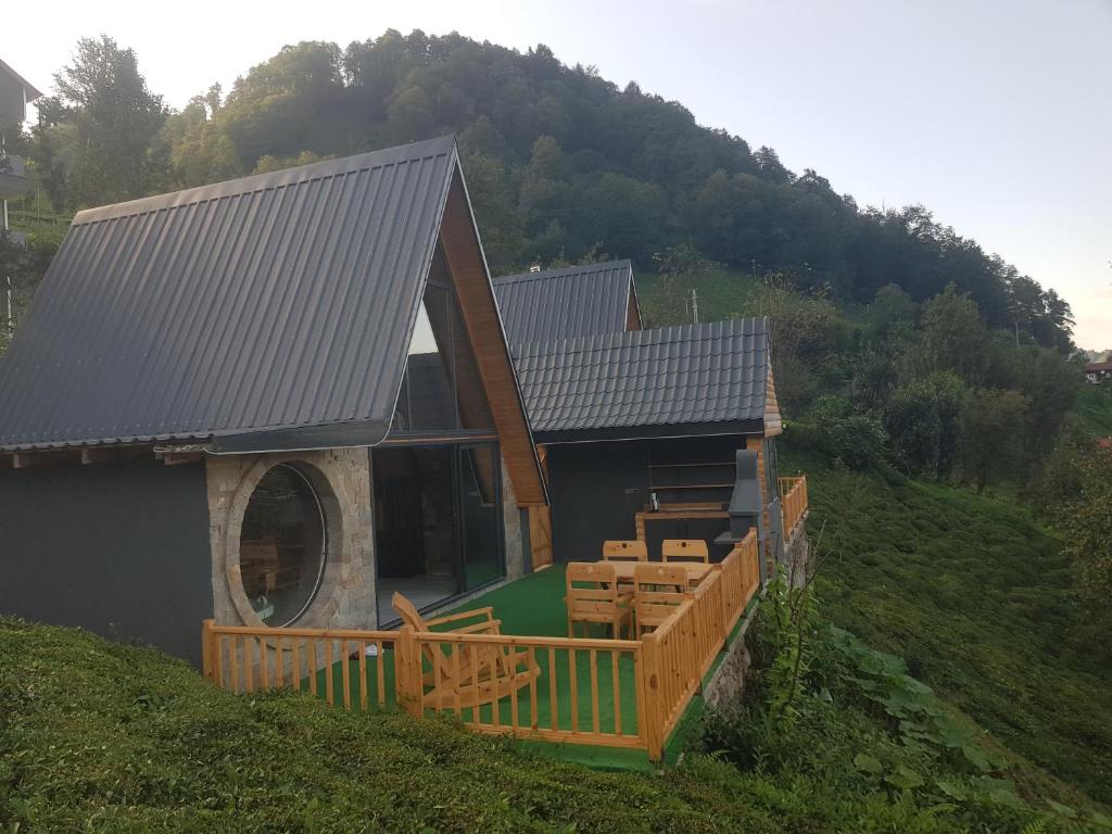 ArdeşenにあるElite Bungalovの丘の斜面にある家