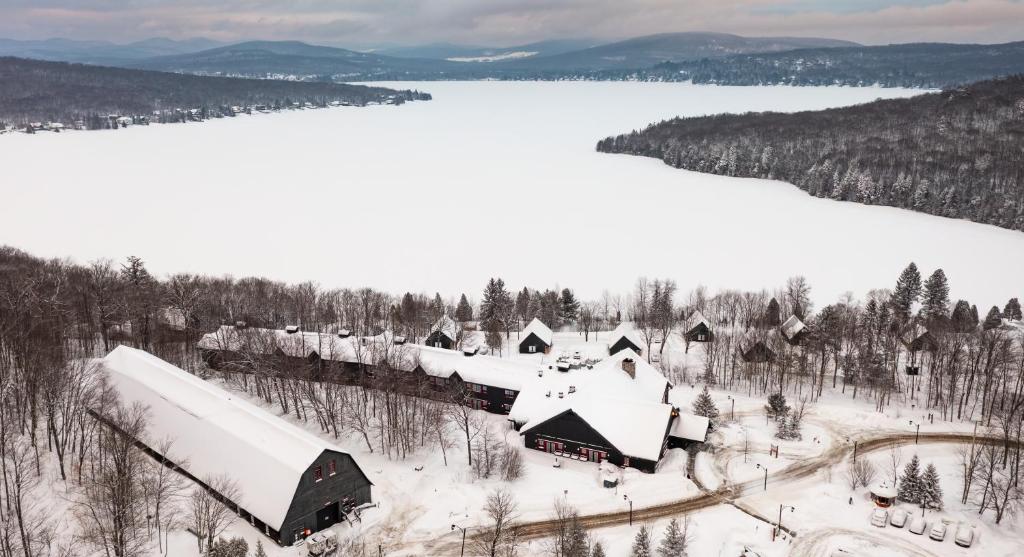 an aerial view of a building in the snow at Station Touristique Duchesnay - Sepaq in Sainte-Catherine