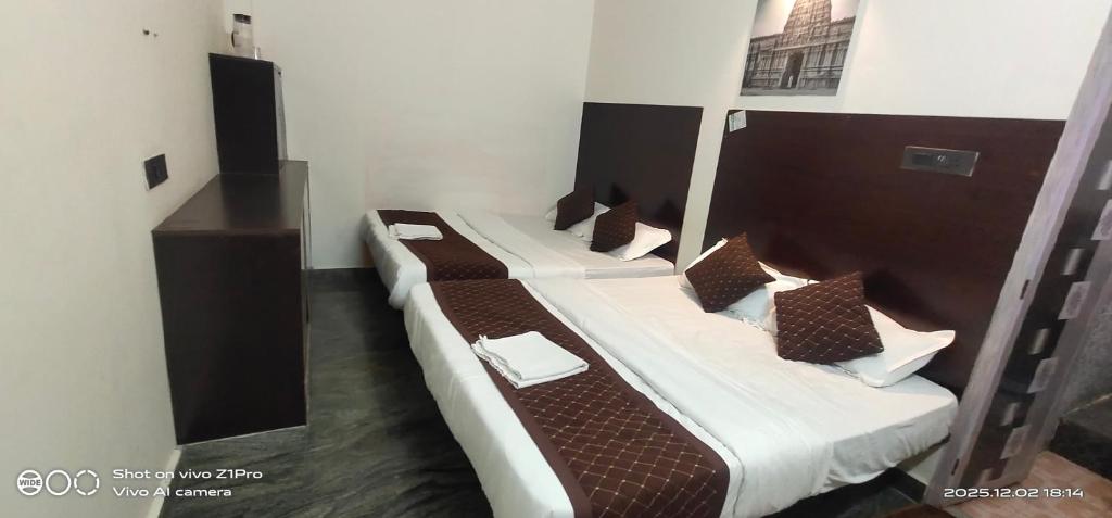 Postel nebo postele na pokoji v ubytování Shree chendur family Residency