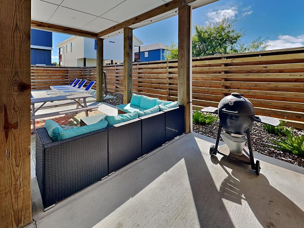 Ein Kinderwagen stand auf einer Terrasse mit einem Tisch. in der Unterkunft Mambos Grill in Rockport