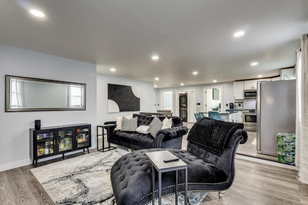 Χώρος καθιστικού στο 4 Mi to MetLife Stadium Chic Wallington Unit!