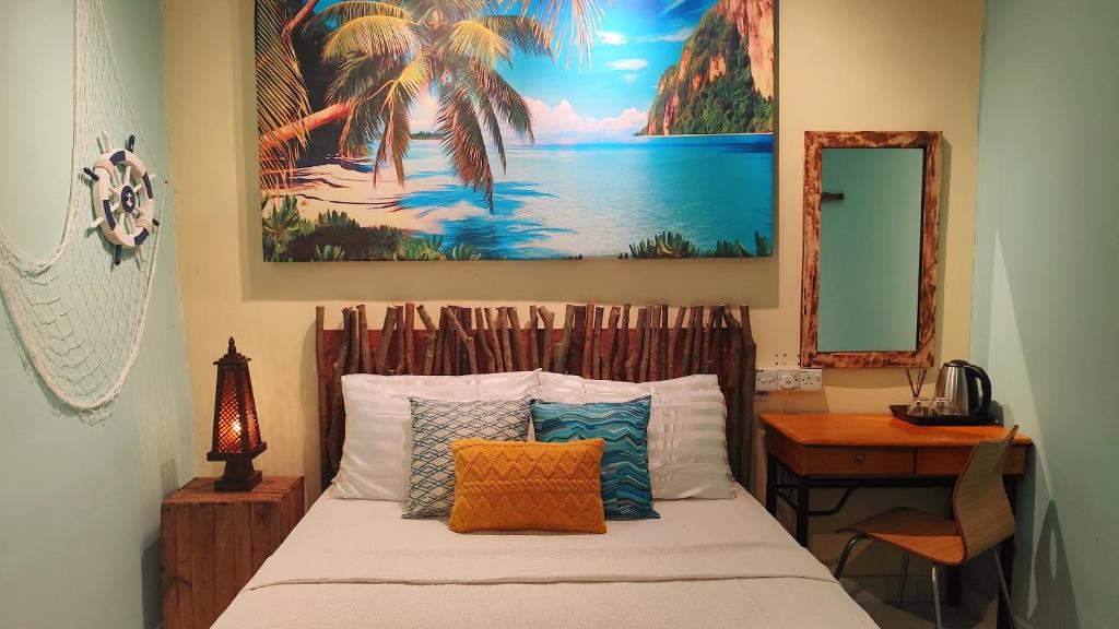 Ένα ή περισσότερα κρεβάτια σε δωμάτιο στο Bayside & Beach Inn Langkawi