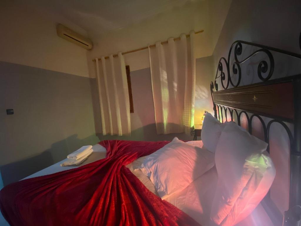 Una cama o camas en una habitación de APPART AIGLE HOTEL