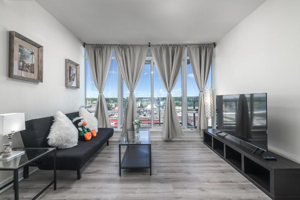 Гостиная зона в Calgary cozy pet & family friendly condo by Transit, free Parking & Gym