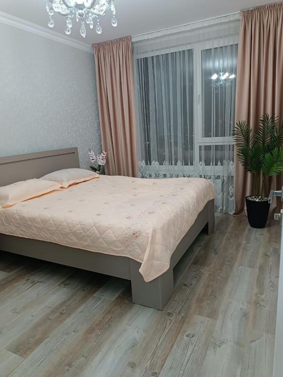Llit o llits en una habitació de Sky Apartments