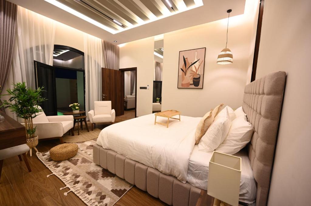 Un dormitorio con una cama y una sala de estar. en Nasma chalets, en Barka