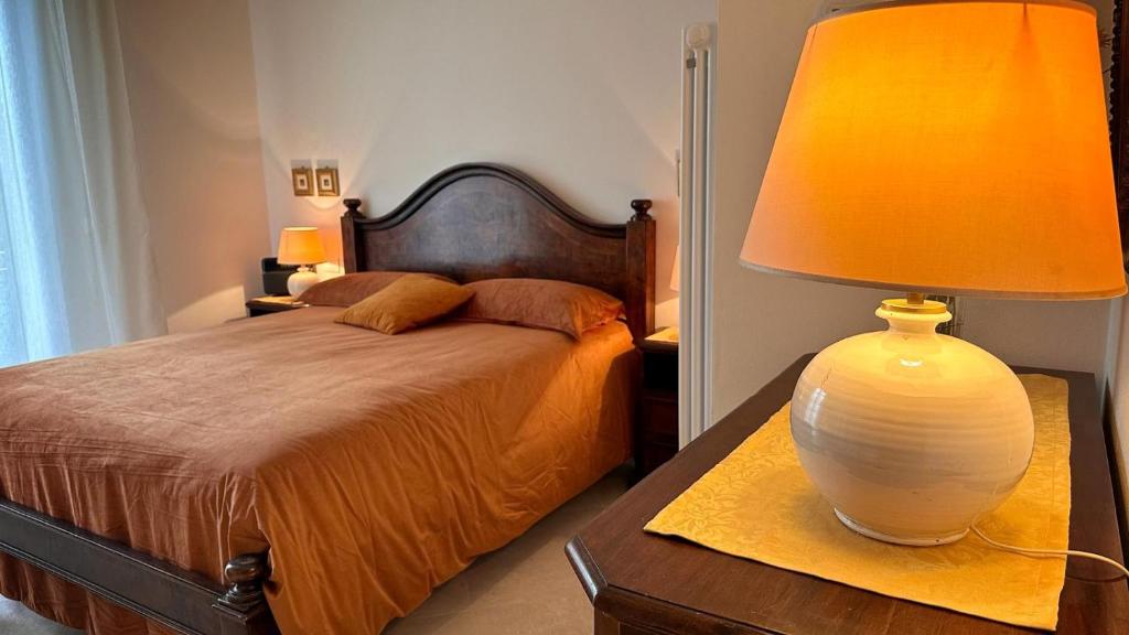 una camera da letto con un letto con una lampada su un tavolo di In Mons Iunonis ad Arezzo