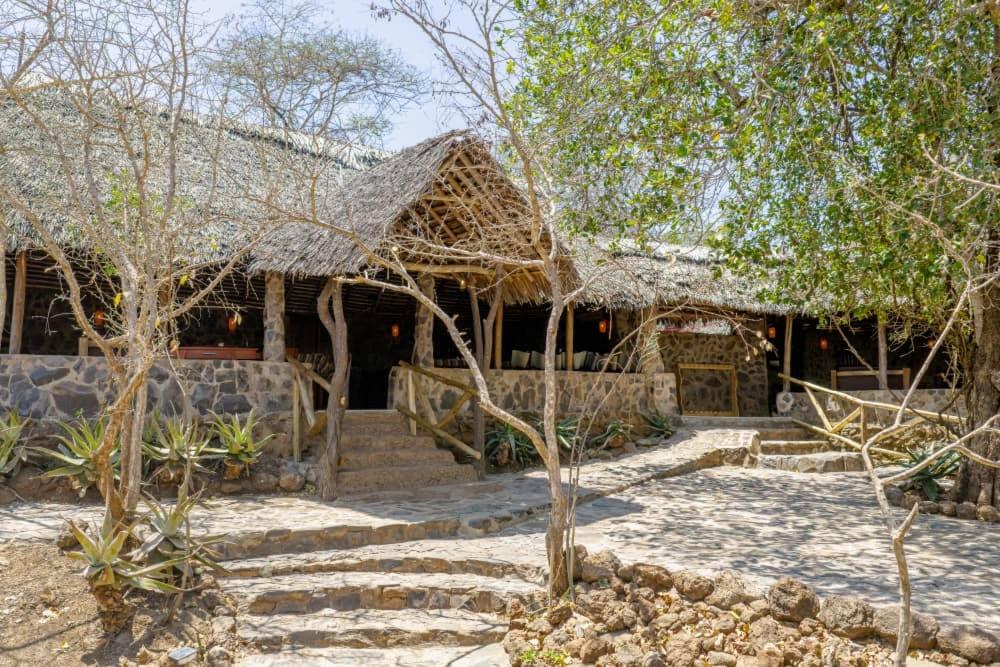 une maison avec quelques marches devant elle dans l'établissement Burko Luxury Camp & Lodge, à Arusha