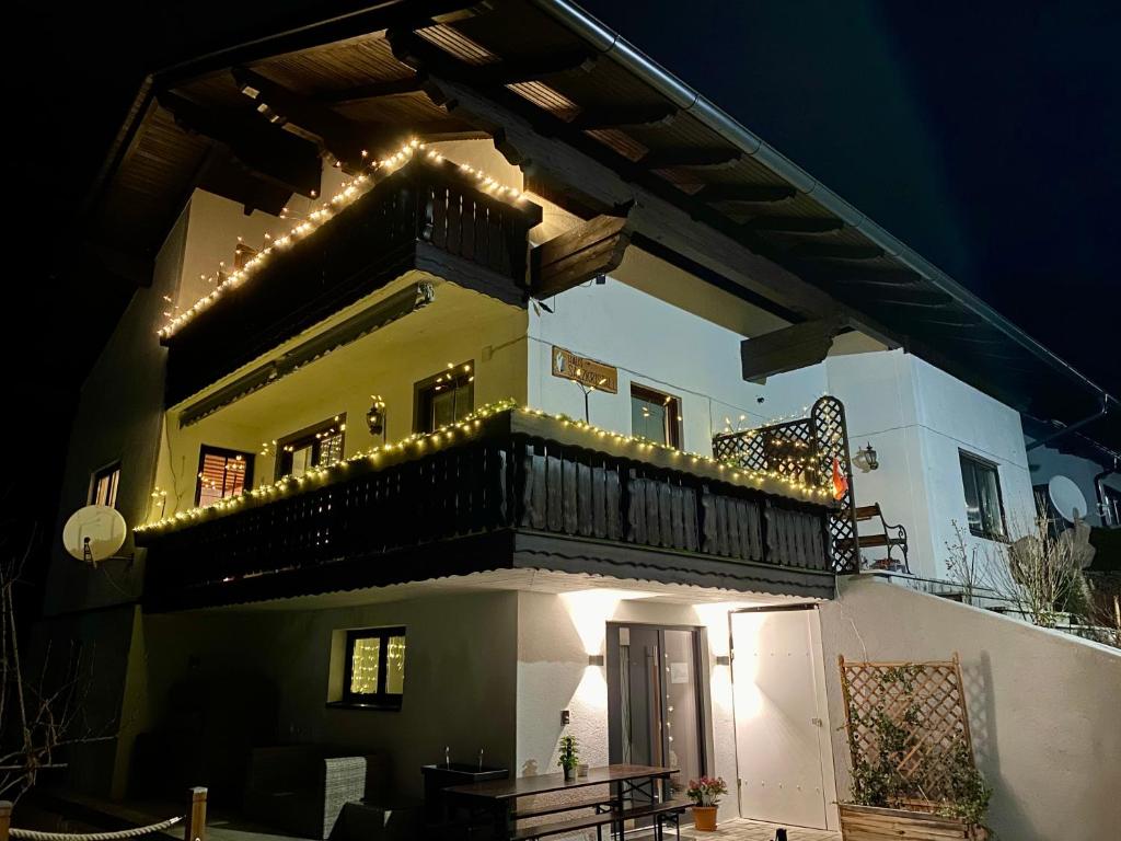 ein Haus mit einem Balkon mit Lichtern darauf in der Unterkunft Haus Salzkristall in Obertraun