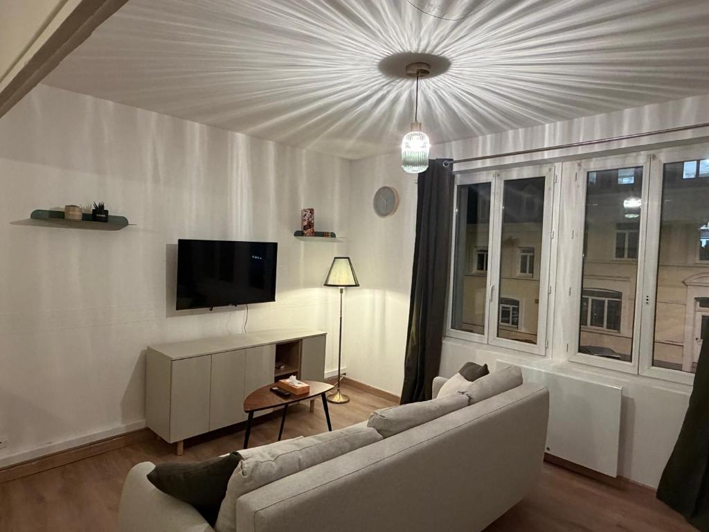 Televiisor ja/või meelelahutuskeskus majutusasutuses La Coloc'