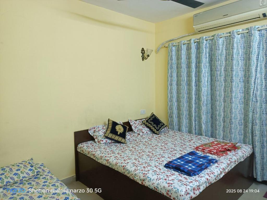 Giường trong phòng chung tại 4 Bhk Villa At Pushpanjali Residency Phase 2 Bunglow No A1 Owale Ghodbunder Road Thane West